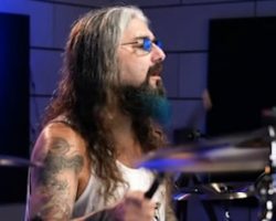 Watch: MIKE PORTNOY Plays DREAM THEATER's 'Pull Me Under' For First Time In More Than 13 Years