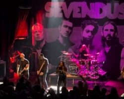 Watch: SEVENDUST Celebrates 20th Anniversary Of 'Seasons' Album At Bloomington, Illinois Concert