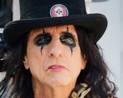 ALICE COOPER To Release 'Billion Dollar Babies' Trillion Dollar Deluxe Edition For 50th Anniversary