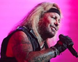 VINCE NEIL Was All 'In' When MÖTLEY CRÜE Canceled Its Retirement In Order To Do 'The Stadium Tour': 'I Thought It'd Be Fun'