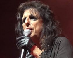 ALICE COOPER Announces 'Too Close For Comfort' October 2024 U.K. Tour
