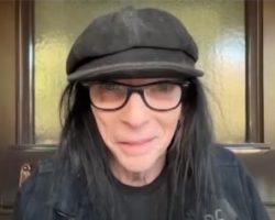 MICK MARS Says Actor Who Played Him In MÖTLEY CRÜE's 'The Dirt' Movie Pulled Off The Part 'Pretty Well'
