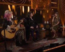 Watch: KELLY CLARKSON Sings 'Crazy On You' With HEART