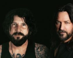 SUNBOMB Feat. TRACII GUNS And MICHAEL SWEET: Second Album 'Light Up The Sky' Due In June