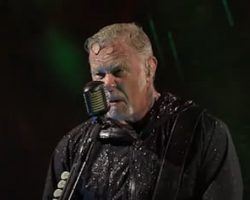 Watch Pro-Shot Video Of METALLICA Battling Heavy Rain During Munich Concert