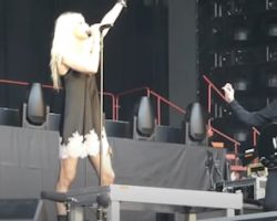 Watch: A Bat Lands On THE PRETTY RECKLESS Singer TAYLOR MOMSEN's Leg During Concert In Spain