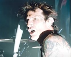 TOMMY LEE: Why It Was Important For MÖTLEY CRÜE To Record New Music With JOHN 5