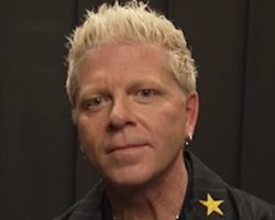 THE OFFSPRING's BRYAN 'DEXTER' HOLLAND Says New Single 'Make It All Right' Is 'Almost A Summer Song'
