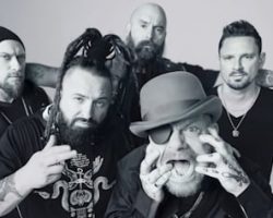 FIVE FINGER DEATH PUNCH Guitarist On Logistics Of Touring With METALLICA: 'You're Moving An Entire City Around The World'