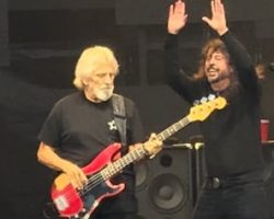 FOO FIGHTERS Joined By BLACK SABBATH's GEEZER BUTLER For 'Paranoid' Performance In Birmingham