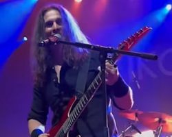 Ex-MEGADETH Guitarist KIKO LOUREIRO Surprises Fans By Singing 'Killing Time' At 'Best Of Blues And Rock' Festival