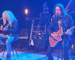 See STRYPER Cover BON JOVI's 'Livin' On A Prayer' In Buffalo During 'To Hell With The Amps: The Unplugged Tour'