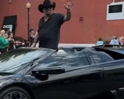 MÖTLEY CRÜE's VINCE NEIL Serves As Grand Marshal Of This Year's Franklin Rodeo Parade: Video, Photos