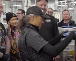 Watch: METALLICA Members Learn To Press Vinyl While Creating Their Own Copies Of 'Ride The Lightning'