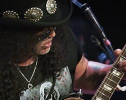 See SLASH Perform 'Papa Was A Rolling Stone' At Gibson Garage In Nashville
