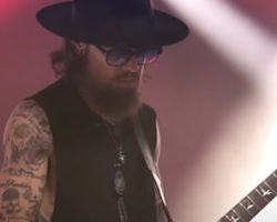 DAVE NAVARRO Says JANE'S ADDICTION's Reunited Classic Lineup Will 'More Than Likely' Release New Album