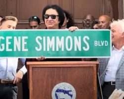 KISS's GENE SIMMONS Receives 'Key To The City' Of Niagara Falls, Boulevard Named In His Honor