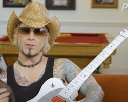 MÖTLEY CRÜE's JOHN 5 And His Dog Strike Chord With New 'Always Adopt! Never Buy' PETA Campaign