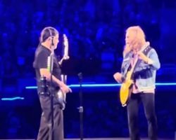 Watch: METALLICA's ROBERT TRUJILLO And KIRK HAMMETT Cover MINISTRY's 'Just One Fix' During Chicago Concert
