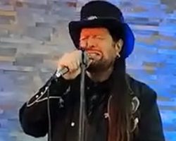 Watch: Ex-ANTHRAX Singer NEIL TURBIN Performs Acoustic Versions Of Rock And Soul Classics In Buenos Aires