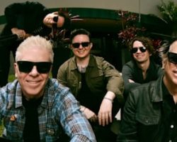 THE OFFSPRING's DEXTER HOLLAND Says It Was 'Interesting And Fun' To Perform Entire 'Smash' Album For 30th Anniversary