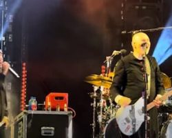 Watch: DEFTONES' CHINO MORENO Joins SMASHING PUMPKINS On Stage In Portland