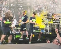 Watch: PANTERA Joined By SEAHAWKS BLUE THUNDER Drumline For 'Walk' Performance In Seattle