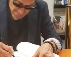 ALEX VAN HALEN Kicks Off 'Brothers' Signing Tour In New York City: Video, Photos
