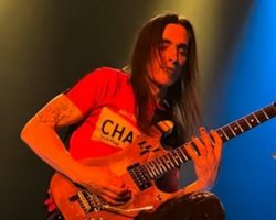 EXTREME's NUNO BETTENCOURT: EDDIE VAN HALEN 'Changed Guitar Playing Forever'