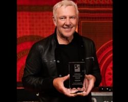 RUSH's ALEX LIFESON Presented With 'Lifetime Achievement Award' By NATIONAL GUITAR MUSEUM