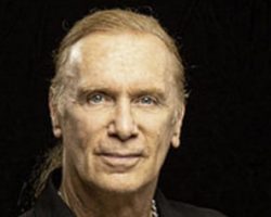 BILLY SHEEHAN On Touring With VAN HALEN In 1980: 'I Learned A Lot About How You Get The Show On The Road'