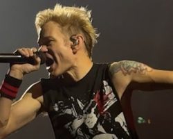 SUM 41's DERYCK WHIBLEY On Band's Last-Ever Tour: 'It's Finally Hitting Me That It's Coming To An End'