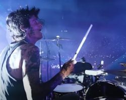 MÖTLEY CRÜE's TOMMY LEE Showers Only 'Once A Week', His Wife Says