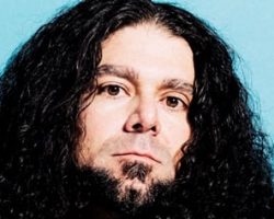 COHEED AND CAMBRIA's CLAUDIO SANCHEZ Announces New Guitar 'The Jackhammer'