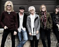 How AEROSMITH Bassist TOM HAMILTON's New Band CLOSE ENEMIES Was Formed