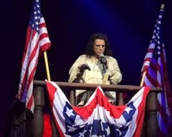 ALICE COOPER Explains How He Keeps His Live Performances Fresh Year After Year