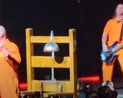 Watch: DISTURBED Rejoined By Original Bassist STEVE 'FUZZ' KMAK For 'The Sickness' Performance At Chicago Concert