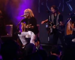 Watch: FOREIGNER Performs At 'KLOS Helpful Honda Rock Room' In Los Angeles