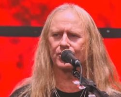 JERRY CANTRELL On His Singing Style: 'I Like To Think That I've Gotten Better At It' Over The Years