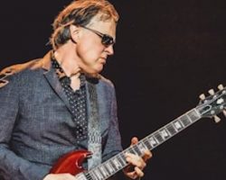 JOE BONAMASSA Announces New Album 'Breakthrough', Shares Title Track
