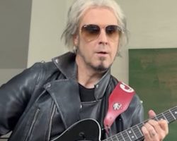 MÖTLEY CRÜE's JOHN 5 Shares 'One-Take' Guitar Playthrough Video For 'Dogs Of War'