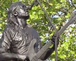 Watch: LEMMY Statue Unveiled In His English Birth Town