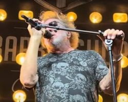 SAMMY HAGAR Joins LIFEHOUSE Members For Surprise Two-Song Performance At Las Vegas's The Barbershop Cuts & Cocktails