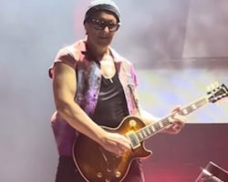 Watch: VIVIAN CAMPBELL Plays First Show With DEF LEPPARD After Undergoing Bone Marrow Transplant