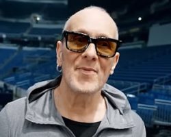 See Behind-The-Scenes Video From VIVIAN CAMPBELL's First Two Shows With DEF LEPPARD Following Bone Marrow Transplant