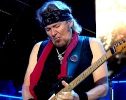 Watch: IRON MAIDEN's ADRIAN SMITH Offers Guitar Rundown For 'Run For Your Lives' Tour