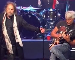 Watch: DOKKEN Joined By GEORGE LYNCH For Three Songs In St. Charles, Illinois