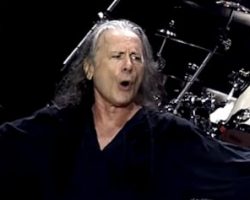 BRUCE DICKINSON Explains IRON MAIDEN's 'Polite Request' For Fans To Put Away Their Phones During Band's Concerts