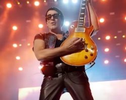 VIVIAN CAMPBELL On Working With RONNIE JAMES DIO: 'I Could Tell He Was Very Proud Of Me'