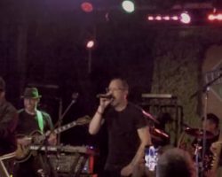 DARON MALAKIAN Surprises SYSTEM OF A DOWN Tribute Band Mid-Performance In Chicago, Hits Stage For 'Cigaro'